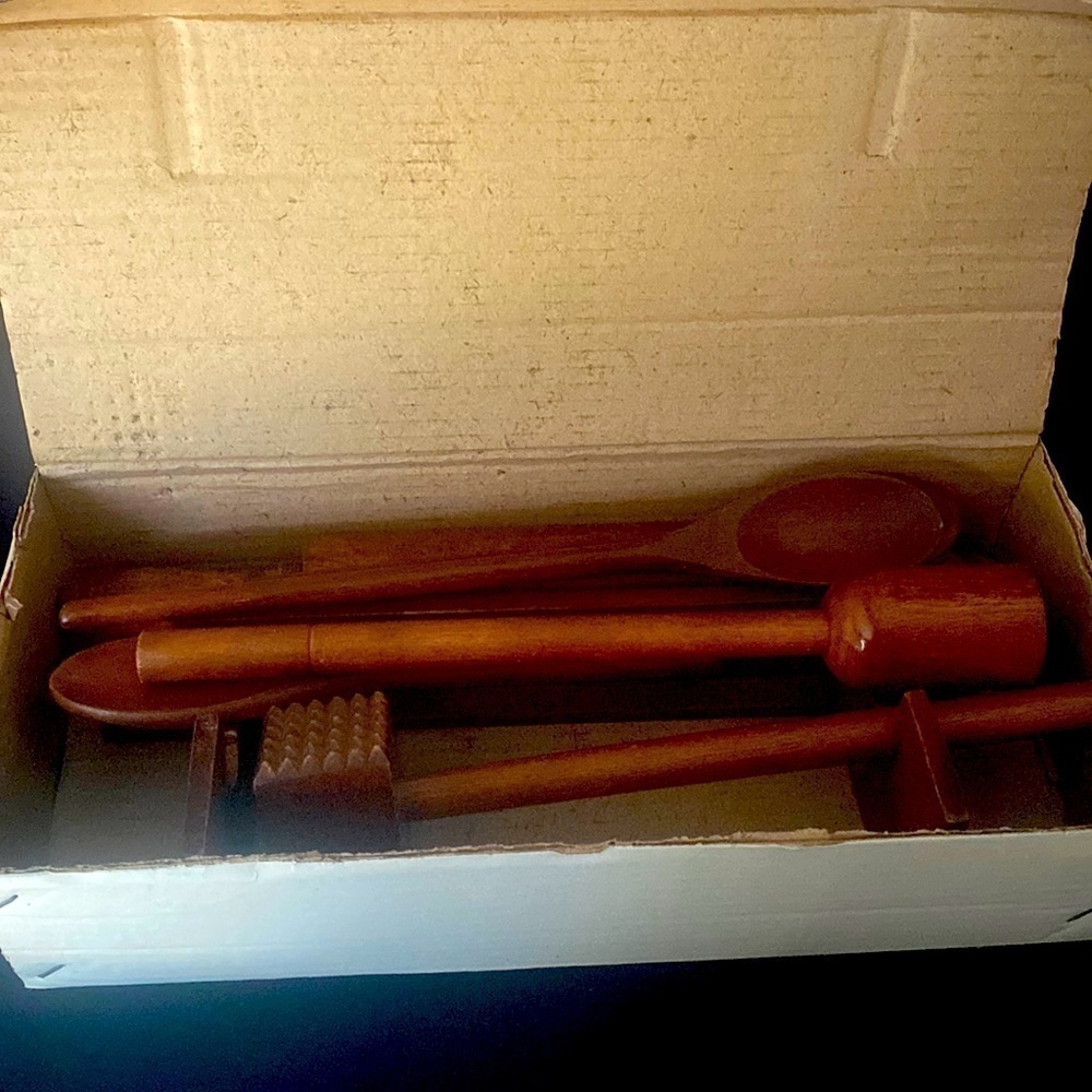 GOURMET 7 PIECE KITCHEN SET
WALNUT FINISH HAND CRAFTED WOOD
GENUINE HARD WOOD - Picture 13 of 15